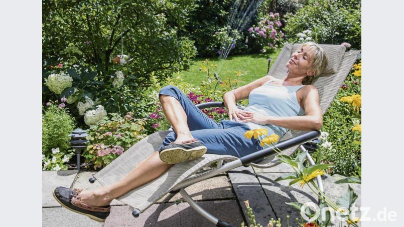 Entspannt im Garten liegen, während sich der Rasensprenger automatisch um die Bewässerung kümmert. Bild: Christin Klose/dpa