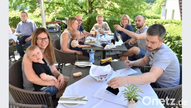 Beim Schlemmerfrühschoppen herrscht im Biergarten des Landhotels Weißes Ross an Fronleichnam zum ersten Mal nach der Erlaubnis der bayerischen Staatsregierung wieder voller Betrieb. Bild: no