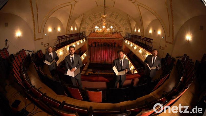 Außergewöhnliche Stimmen an außergewöhnlichen Orten: "Quartonal" singt im Amberger Stadttheater auch im Zuschauerrang, mit Blick auf den Konleuchter (im Hintergrund). Bild: Kulturamt Amberg, Jonathan Danigel/exb