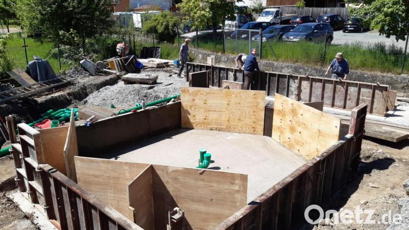 Derzeit sind Arbeiter der Baufirma Käß dabei, das Fundament für den Brunnen zu setzen und die Treppen zum Bach hinunter zu erstellen. Bild: Lowak
