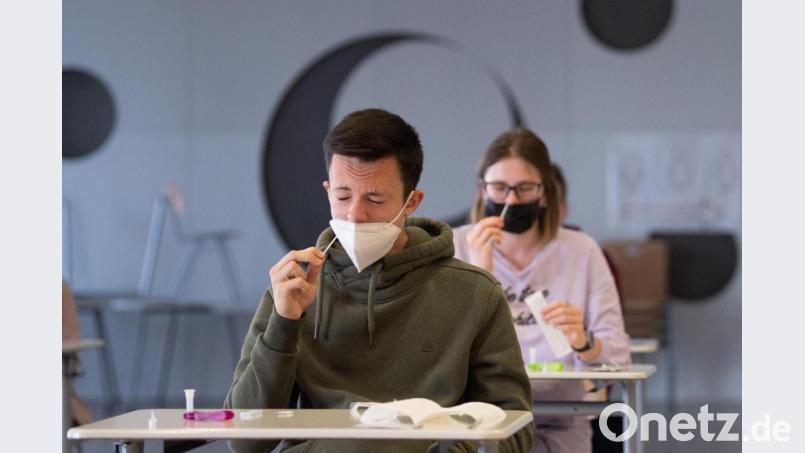 Stäbchen, oder doch lieber spucken? Wie laufen die Tests in den Schulen nach den Pfingstferien ab? Symbolbild: Sebastian Gollnow/dpa