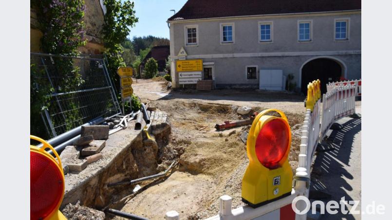 Der Ausbau der Mendorferbucher Straße ist mit viel Kleinarbeit verbunden. Neben Kanal und Wasser sind dort weitere Versorgungsleitungen im Straßenkörper verlegt. Da ist viel Fingerspitzengefühl erforderlich. Bild: bö