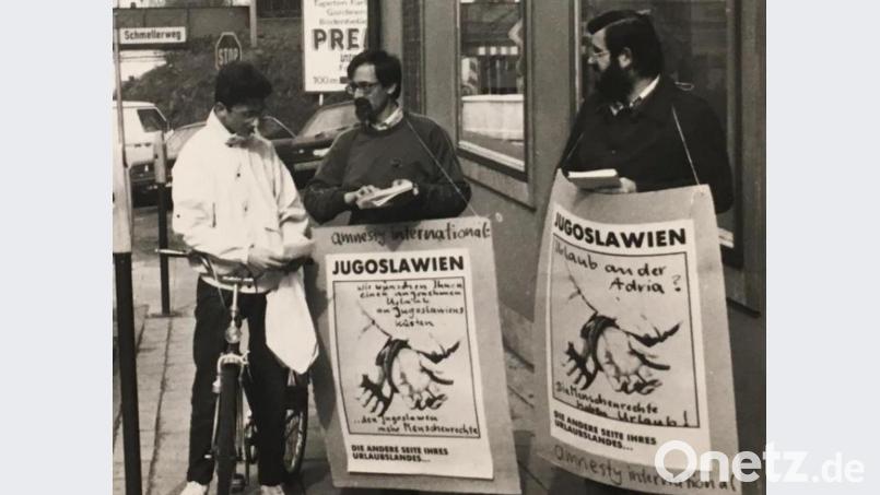 Kleindemo vor dem abR-Büro im Jahr 1986: Veit Wagner (Mitte) und Otto Fuhrmann im Gespräch mit einem Radfahrer. Archivbild: Wagner