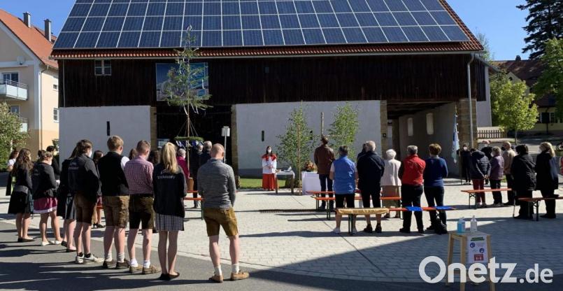 Wegen der Corona-Pandemie konnten die Krickelsdorfer trotz des 160-jährigen Jubiläums ihrer Dorfkapelle heuer nur eine „Kirwa light“ feiern. Dazu gehörte unbedingt der Festgottesdienst auf dem Dorfplatz, zu dem sich rund 70 Besucher einfanden. Auf dem Dorfplatz prangte auch eine Kirwabaum-Miniausgabe. Bild: u