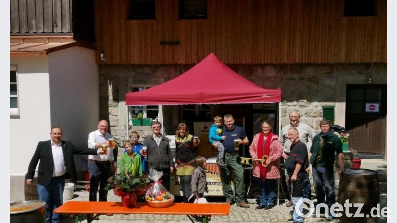 Zahlreiche Gratulanten kamen zur inoffiziellen Eröffnung am Samstag. Für die Stadt Marktredwitz gratulierte Oberbürgermeister Oliver Weigel, für die Kösseinestadt Waldershof Zweiter Bürgermeister Mario Rabenbauer (links). Hausherrin Martina von Waldenfels (Vierte von rechts) überreichte Pächter Matthias Schwarz symbolisch einen Schlüssel. Bild: fphs
