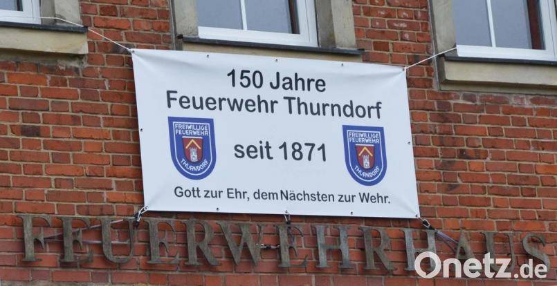 An den 150. Geburtstag der Thurndorfer Feuerwehr erinnert ein am Gerätehaus angebrachtes Transparent. Bild: ü