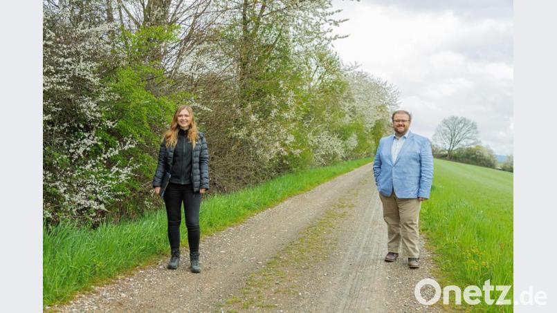 Biodiversitätsberaterin Nicole Bergler und Bürgermeister Hans Walter inspizierten die Hecken am Kastler Berg. Bild: stg