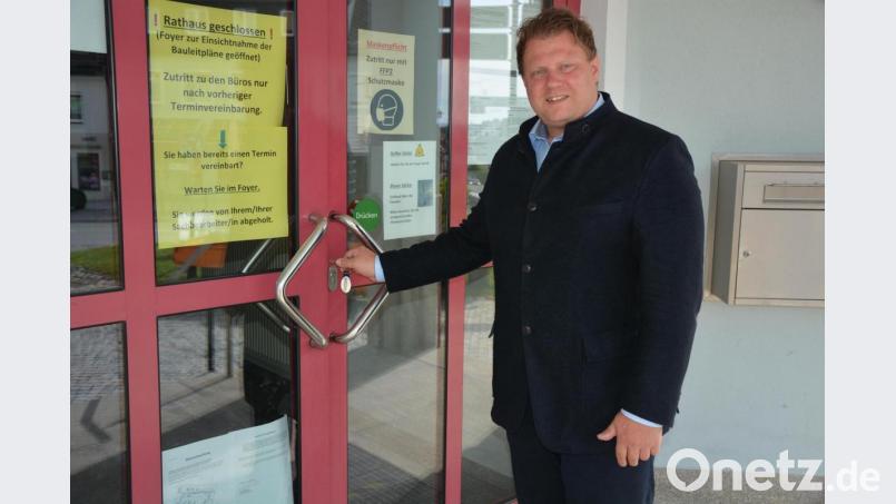 Bürgermeister Stefan Grillmeier beim symbolischen Aufsperren des Rathauses: Besucher können ab Montag wieder ohne vorherige Terminvereinbarung ins Verwaltungsgebäude. Bild: jr