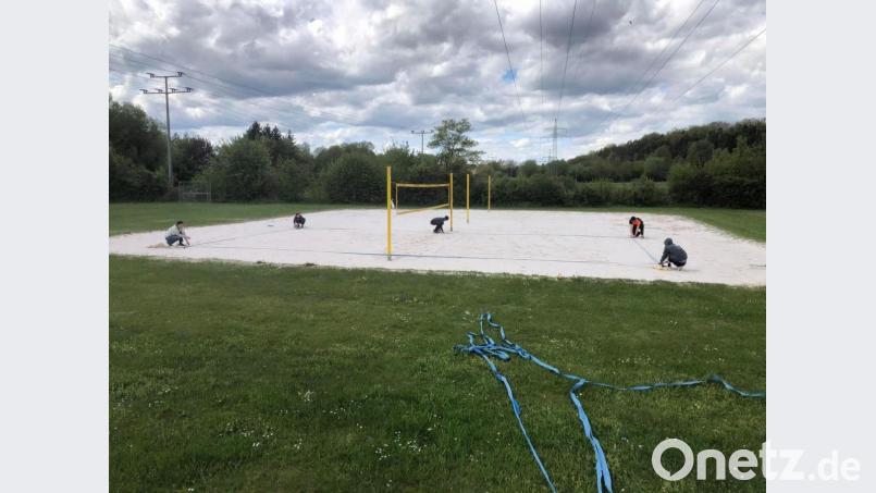 Ein Schritt zurück zur Normalität für die Sportler: Die Volleyballer der SV TuS/DJK Grafenwöhr bauen die Felder und Netze im Waldbad auf. Bild: sne