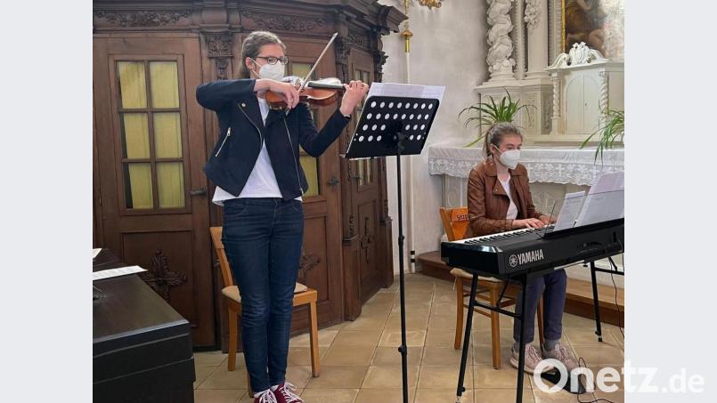 Anna und Verena Fischer gestalteten die Maiandacht in der Stadtpfarrkirche musikalisch. Bild: Wolfgang Reger/exb
