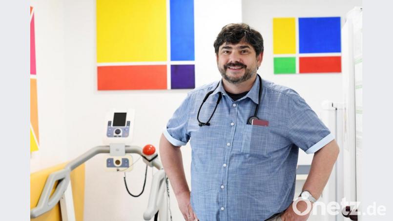 Dr. Frank Scharnowski-Fischer aus Weiden, Facharzt für Kinder- und Jugendmedizin, hält eine Corona-Impfung für Kinder ab 12 Jahren für sinnvoll, plädiert aber dafür, die Impfungen in den jüngeren Altersgruppen mit Bedacht zu starten. In Weiden und dem Landkreis Neustadt/WN dürften laut Stadt und Landratsamt derzeit mehr als 7000 Menschen zwischen 12 und 17 Jahren leben. Bild: Gabi Schönberger