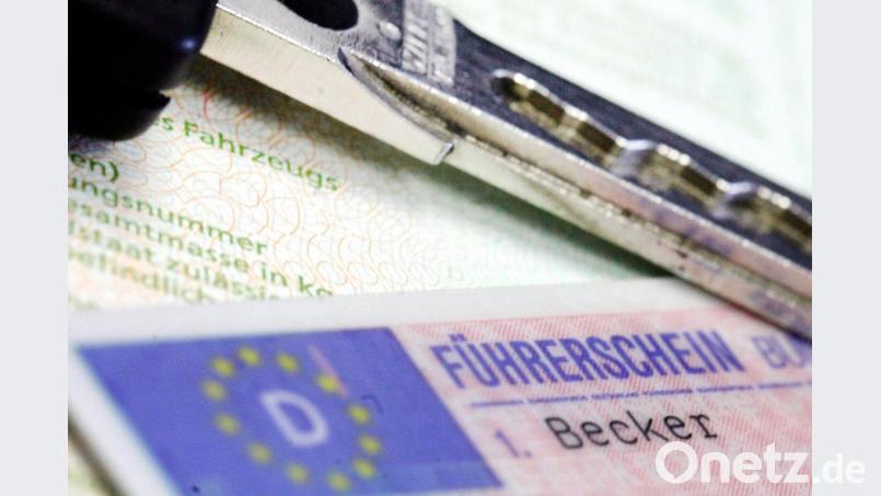 Darf man Krawallmachern wie denen in Weiden und Regensburg einfach den Führerschein abnehmen? So ist die rechtliche Lage. Symbolbild: Marius Becker/dpa