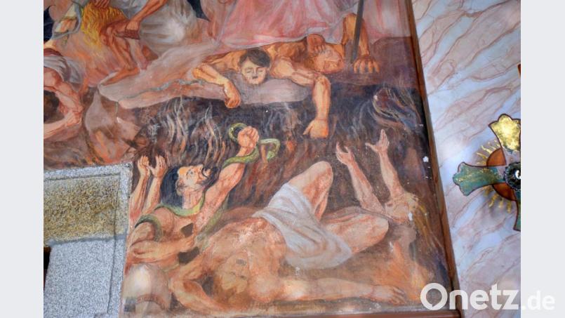 Am Abgrund der Hölle: Der Mann mit Seitenscheitel und Oberlippenbart in der Kirche St. Laurentius in Stein ist unzweifelhaft als Adolf Hitler zu erkennen. Bild: Thomas Sporrer