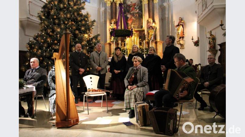 So stimmungsvoll soll es auch heuer beim Salzburger Bergadvent am 18.12.2021 in der Katholischen Stadtpfarrkirche St. Georg zugehen. Organisator Bertram Erhardt (links) hat dafür wieder namhafte Volksmusikgruppen aus dem Salzburger Land engagiert. Bild: prh