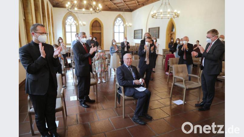 Stehende Ovationen für den sitzenden Rudolf Stepper. Dem Träger der Verdienstmedaille geht der Applaus im Rathaussaal spürbar nahe. Bild: Wolfgang Steinbacher