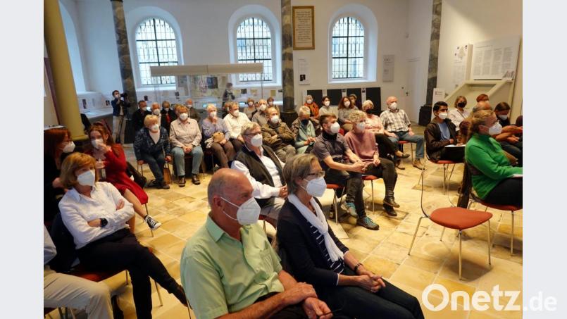 Nur der Stuhl des Fotografen ist frei. Die Synagoge ist vollbesetzt, so glücklich sind die Kulturliebhaber, dass es endlich wieder Konzerte gibt. Bild: cog