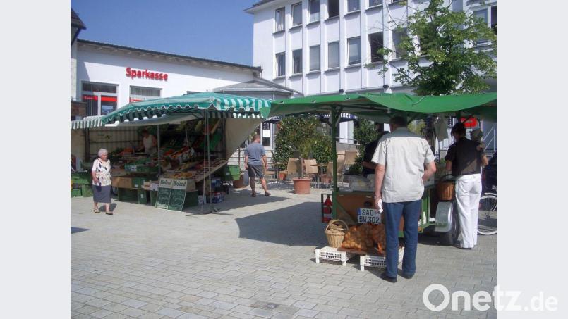 Im Marktrat hat sich eine Diskussion um den Freitagsmarkt auf dem Platz am Kreuz ergeben. Bild:  Dobler