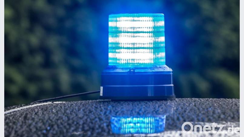 Die Polizei sucht einen unbekannten Passanten, der auf einen Pizzaboten losging. Symbolbild: Armin Weigel/dpa