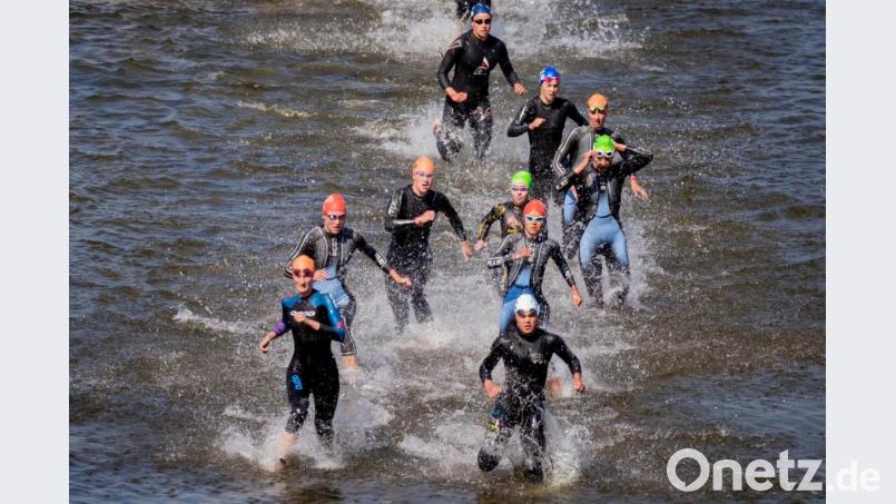 Marlene Gomez Islinger (orange Kappe, rechts oben) kam nach dem Schwimmen als Neunte aus dem Wasser. Am Ende belegte die Weidenerin den dritten Rang. Bild: Christoph Soeder