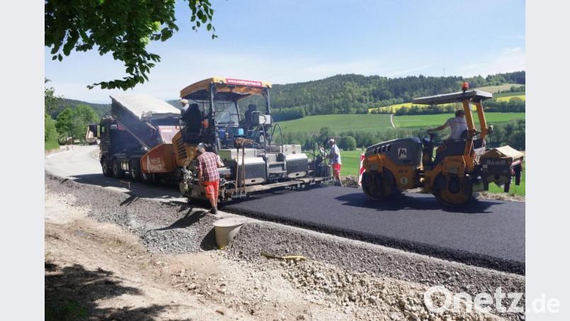 Bis zur Abzweigung nach Punreuth wurde der erste Teil der Tragschicht am Mittwoch eingebracht. Bild: bkr