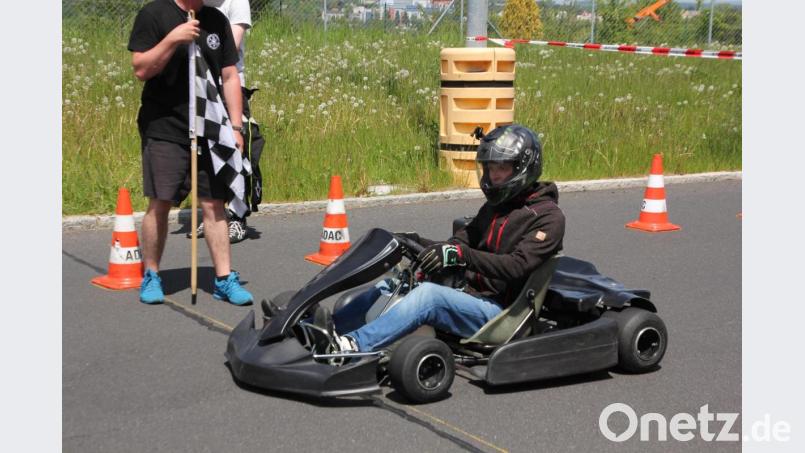 Lokalmatador Florian Ernstberger startet zu seinen Wertungsläufen. Er fuhr einmal mehr, wenn auch nur hauchdünn, mit 126,22 Sekunden die Tagesbestzeit. Bild: kro