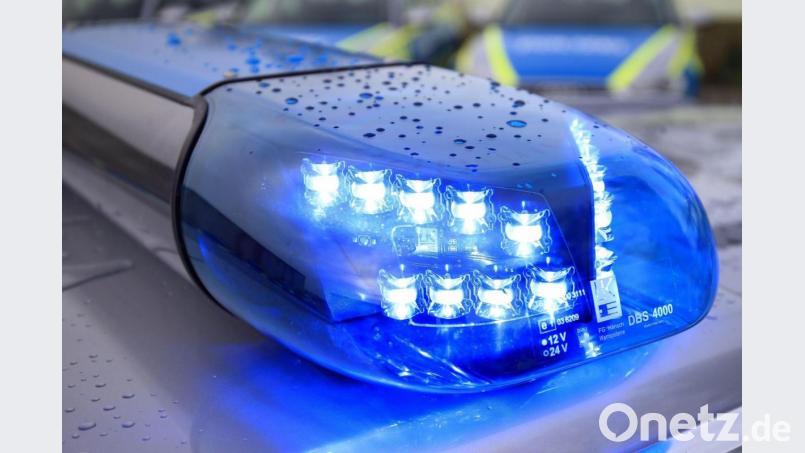 Einen Schwerverletzten und 3000 Euro Schaden meldet die Polizei nach einem Unfall, an dem ein Pedelec und ein Auto beteiligt waren. Symbolbild: Jens Wolf/dpa