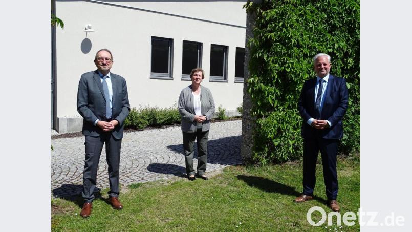 Ein Jahr nach seiner Pensionierung ist der ehemalige Schwandorfer Amtsgerichtsdirektor Ewald Ebensperger (links) aus seinem Amt von Oberlandesgerichtspräsident Thomas Dickert (rechts) verabschiedet worden. Richterin Petra Froschauer trat Ebenspergers Nachfolge in Schwandorf an. Bild: Houschka