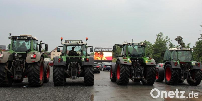 Vier Fendt-Traktoren reihten sich zum Abschluss am Sonntagabend in den Besucherkreis ein. Bild: stg