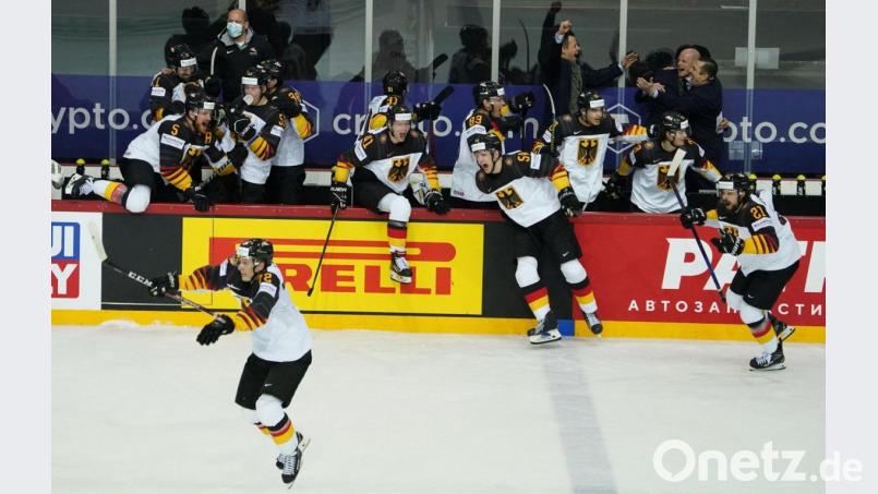 Deutschlands Spieler springen nach Spielende über die Bande aufs Eis. Die deutsche Eishockey-Nationalmannschaft gewann das Viertelfinale gegen die Schweiz 3:2 nach Penaltyschießen und spielt damit um die erste WM-Medaille seit 1953. Bild: Roman Koksarov/dpa