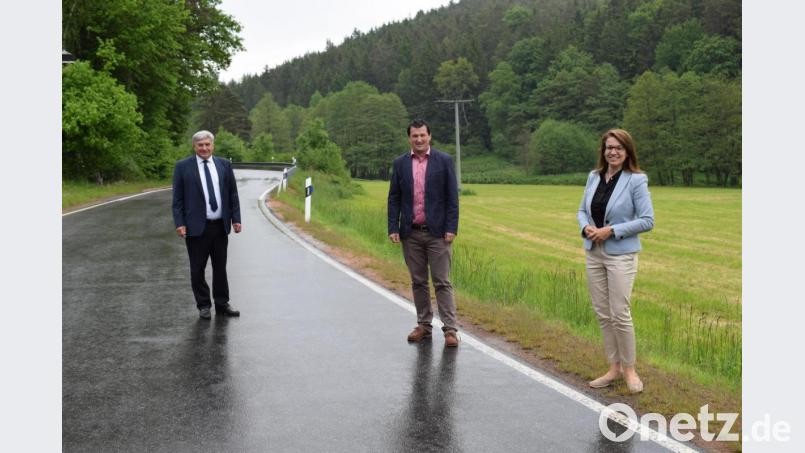 Mit dem Bundestagsabgeordneten Karl Holmeier(CSU ) und der Bundestags-Direktkandidatin und Kreisrätin Martina Engelhardt-Kopf hat Bürgermeister Martin Schwandner zwei gewichtige Unterstützer an seiner Seite, um die Lücke im Pfreimdtal-Radweg doch noch zu schließen. Bild: bnr