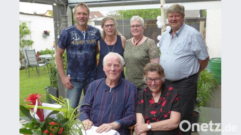 Gratulation zum 85. Geburtstag von Alois Böhm (vorne) mit Frau Marga sowie den Kindern Michael, Sabine, Gabi und Bürgermeister Martin Schregelmann. Alle Anwesenden sind geimpft oder genesen. Bild: fsb
