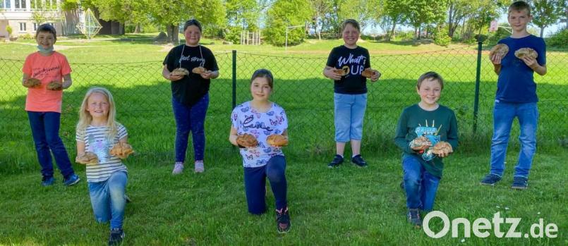 Frisch aus dem Ofen und handwarm sind die selbstgebackenen Brotlaibe der Erstkommunionkinder von Krummennaab. Bild: nza