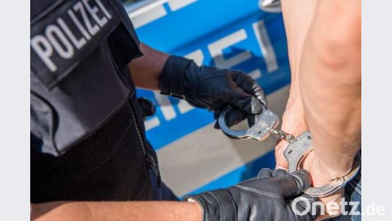 Die Polizei nimmt einen Mann fest. Bild: Bundespolizei