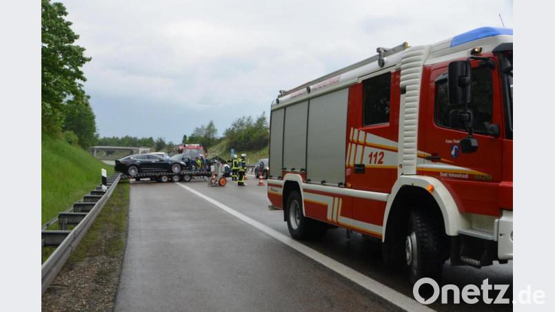 Auf der A 6 in Fahrtrichtung Tschechien ereignete sich am Sonntagnachmittag auf Höhe Vohenstrauß ein Unfall mit einem vollbeladenen Fahrzeuggespann. Bild: dob