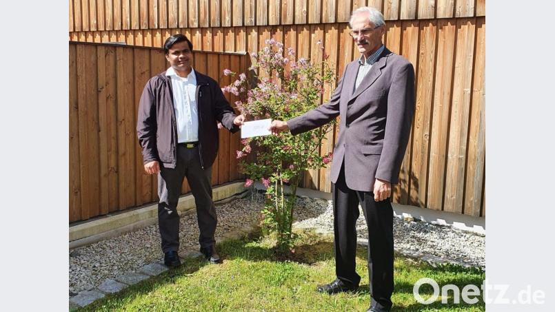 Für notleidende Menschen in Indien übergab KAB-Ortsvorsitzender Willi Greger (rechts) 500 Euro an KAB-Präses Pater Martin Mundackal. Bild: Bettina Stock/exb