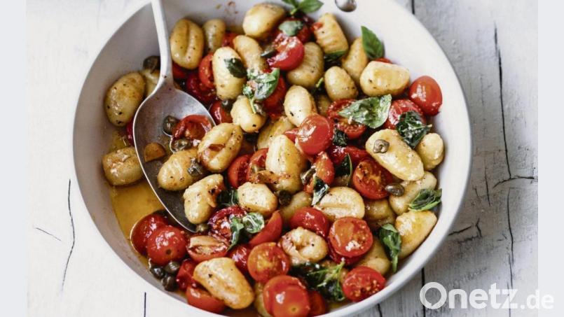 Die Gnocchi mit Kirschtomaten-Kapern-Butter versetzen einen ruckzuck in mediterran-leichte Urlaubsstimmung. Bild: Wolfgang Schardt/Becker Joest Volk Verlag/dpa