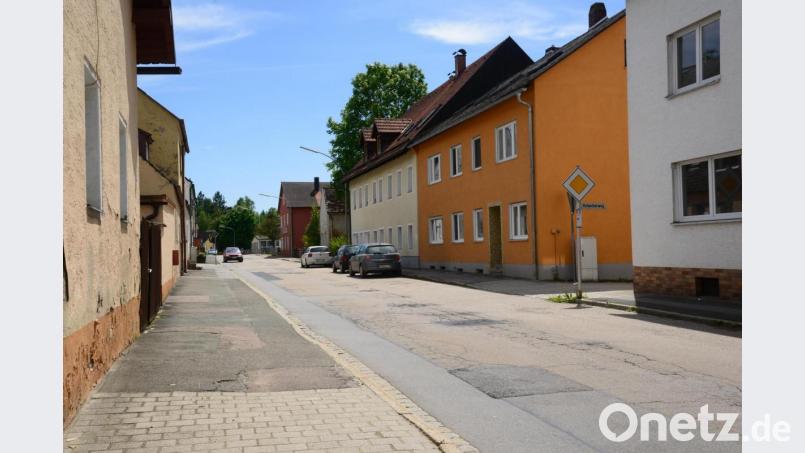 Die Brennerstraße führt von der Ortsmitte bis zum Ortsrand Richtung Schönsee. Entsprechend lang dauern auch die Vorbereitungen und Planungen für den Ausbau der Straße. Für Entwässerung und Seitenstreifen ist der Markt Eslarn zuständig. Zusammen mit anderen Kanalbauarbeiten sind im Haushalt für dieses Jahr dafür 1.195.000 Euro angesetzt. Bild: bey