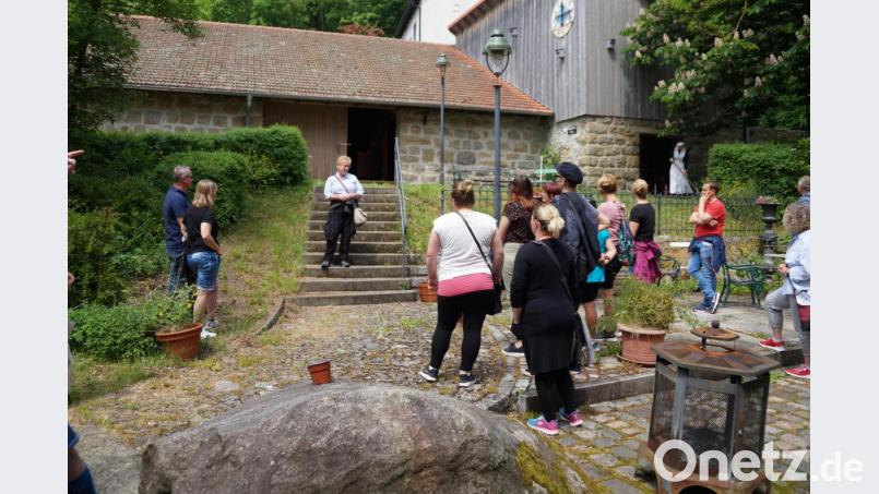 Gästeführerin Karin Mager (Mitte) legte den geschichtlichen Hintergrund für die Ovigo-Zeitreise von &quot;Raubrittern und Revolverhelden&quot;. Bild: wel