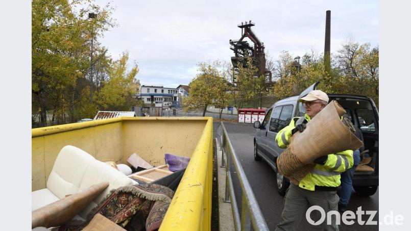 Auch beim anstrengenden Sperrmüll-Anliefern, wie hier auf dem Wertstoffhof Rosenberg, entfällt die Maskenpflicht. Archivbild: Petra Hartl