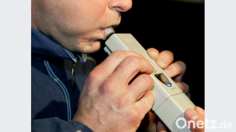 Ein 45-Jähriger war mit Alkohol am Steuer in Mitterteich unterwegs. Er muss nun mit einem Bußgeld und einem Fahrverbot für einen Monat rechnen. Symbolbild: Uli Deck/dpa