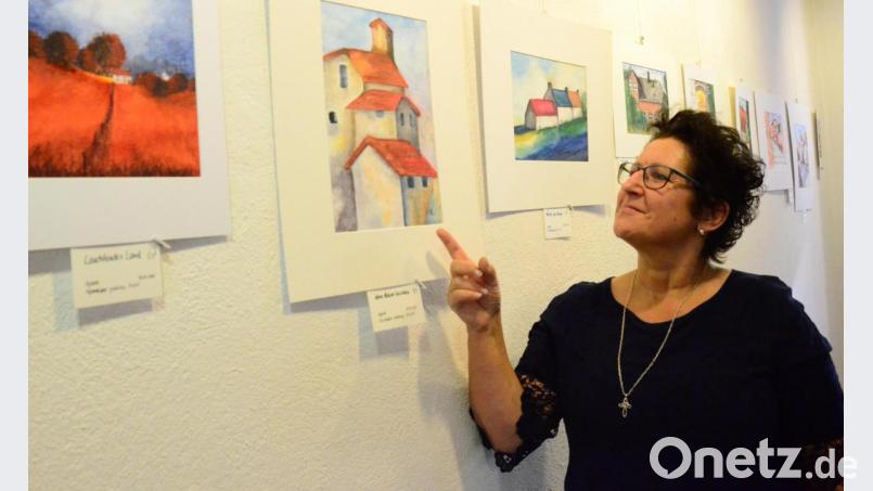 Helga Luber freut sich, dass wieder Bilder ausgestellt werden können. Bild: uz