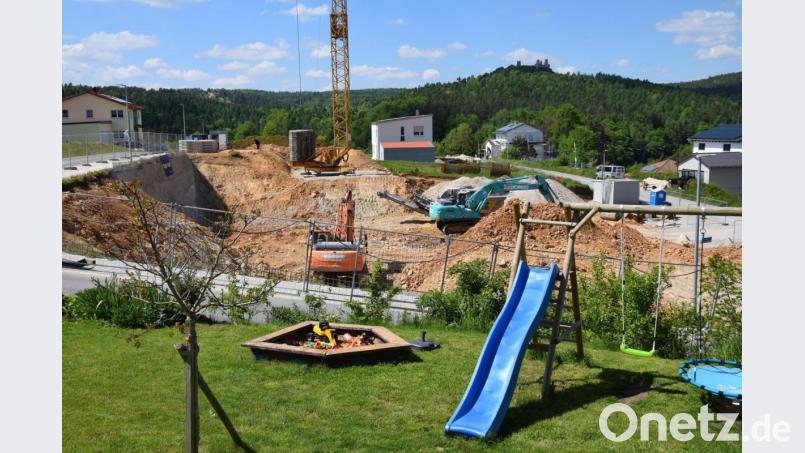 Bauen mit Burgblick: Eine Großbaustelle ist derzeit das Wohnbaugebiet Schleicherberg-Süd, am Sandberg. Die gemeindlichen Bauplätze sind bereits alle verkauft. Bild: bö