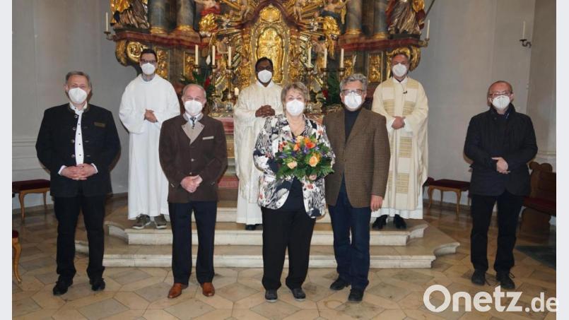 Die Pfarrgemeinde St. Vitus Schnaittenbach verabschiedete Pfarrsekretärin Annemarie Igl, hier in Begleitung ihres Ehemanns Hans (vorne, Mitte ). Für ihre Dienste dankten Kirchenpfleger Martin Nagler (rechts), Pfarrgemeinderatssprecher Martin Bergmann und Mesner Hans Gräf (vorne, von links) sowie (hinten, von links) Pastoralreferent Andreas Hornauer, Pfarrvikar Donald A. Michael und Pfarrer Josef Irlbacher. Bild: ads