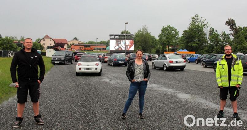 Eine positive Bilanz der diesjährigen Autokino-Reihe in Kemnath zogen (von links) Christopher Szeri, Lisa Nadler und Timo Traßl. Bild: stg