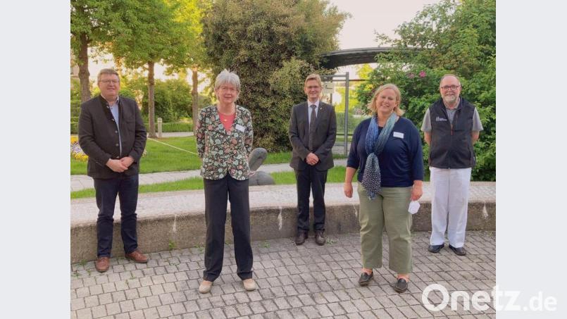 Bei der Verabschiedung (von links): Kaufmännischer Direktor Hubert Graf, Pastoralreferentin Barbara Bock, Pfarrer Christoph Seidl, Pflegedirektorin Kerstin Wittmann und Diakon Peter Bublitz. Bild: Carsten Jakimowicz