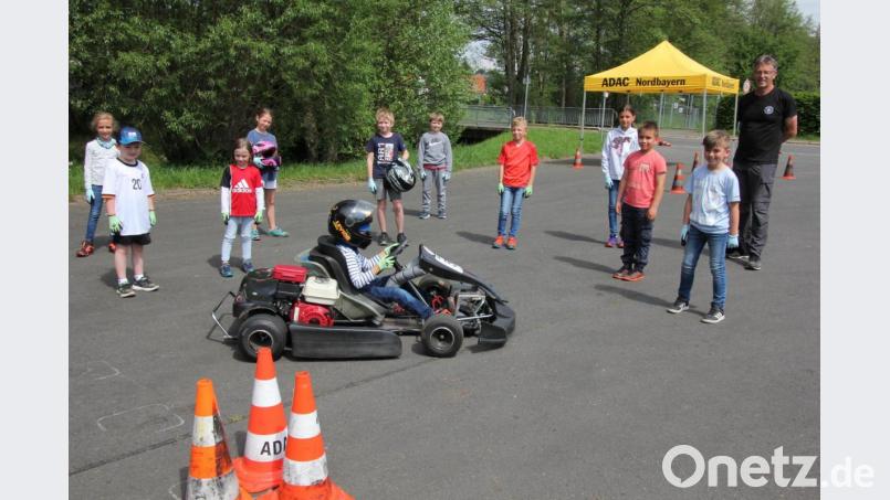 Zweiter ACW-Vorsitzender und Lehrgangsleiter Hubert Ernstberger (rechts) mit den motorsportbegeisterten Kindern vor Beginn des Schnuppertrainings, das später wegen eines Unwetters abgebrochen werden musste. Bild: kro