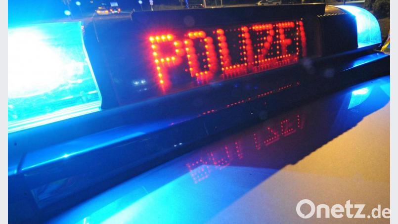 In Tirschenreuth wurde ein Zaun eingetreten und beschädigt. Die Polizei bittet um Hinweise. Symbolbild: Patrick Seeger/dpa