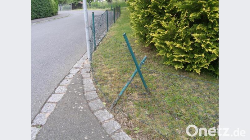 Wer hat diesen Zaun in Neustadt angefahren? Die Polizei bittet um Hinweise. Bild: PI Neustadt/WN/exb