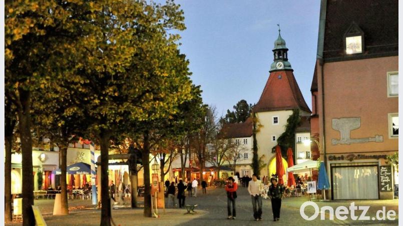 Der Wind trägt bei Trockenheit Staub vom Sandplatz am Unteren Markt hinüber an die Tische der Gastronomen. Bild: Wilck