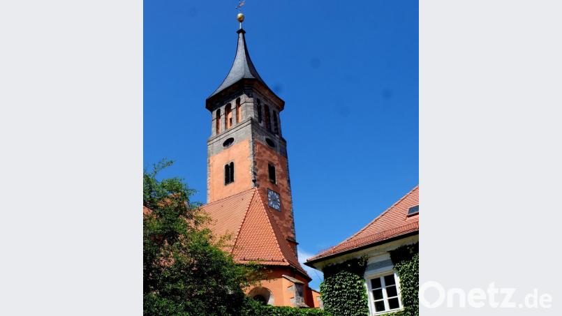 Oberhalb der Schalllöcher der Glocken (ovale Öffnungen ) im Kirchturm der evangelischen Pfarrkirche St. Johannes Baptista befand sich die Wohnung des Türmers. Sie wurde zuletzt bis 1938 von der neunköpfigen Familie Karl und Maria Kett bewohnt. Bild: le